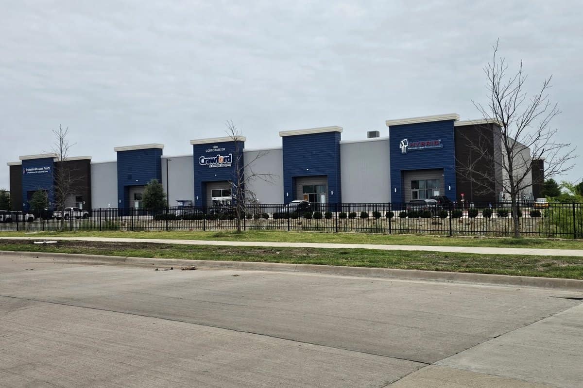 multi tenant retail center blue metal tenant signage