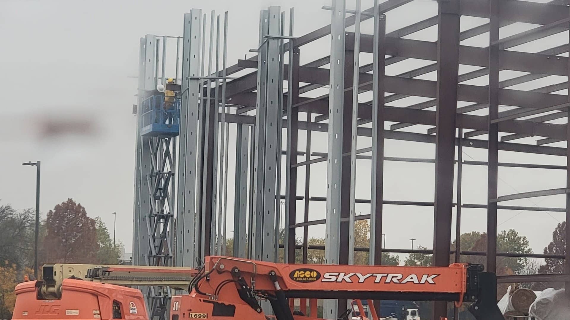 steel column erection with skytrak telehandler overcast
